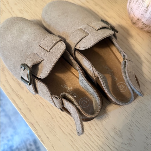 Cat and Jack | TODDLER BERLIN CLOGS | Beige Suede Buckle Strap Clogs | Size 12T - Picture 3 of 4
